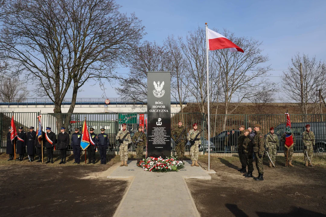 Pomnik Armii Krajowej w Płocku odsłonięty [ZDJĘCIA] - Zdjęcie główne