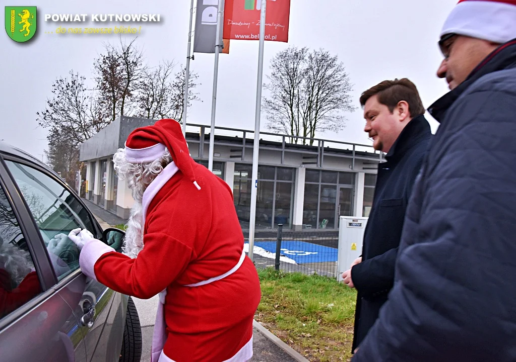 Władze powiatu kutnowskiego i funkcjonariusze policji rozdawali mieszkańcom odblaski z okazji mikołajek