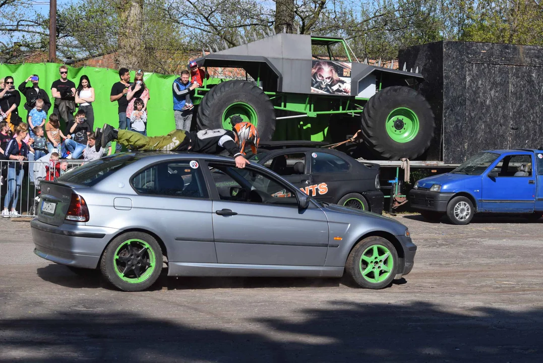 Giganty na czterech kołach zrobiły duże show! Widowiskowy pokaz monster trucków