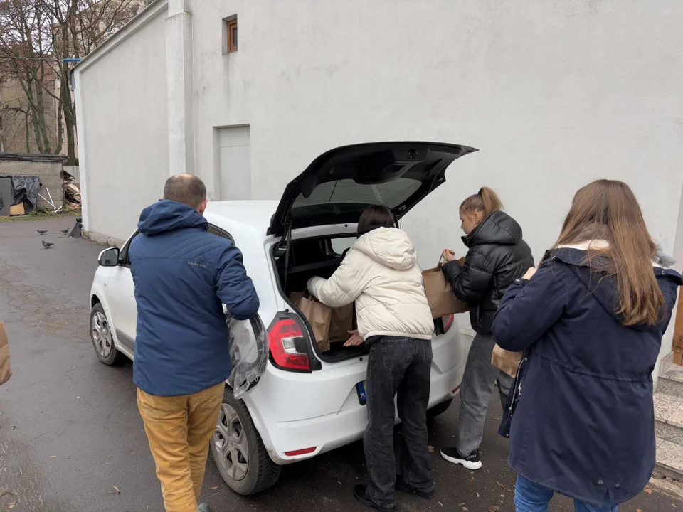 Dostarczanie ostatnich paczek przed Miejską Wigilią dla samotnych