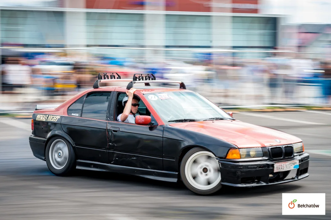 Szybkie samochody, pokazy driftu i akcja charytatywna. Zobacz, jak wygląda EBE Drive Event [FOTO] - Zdjęcie główne