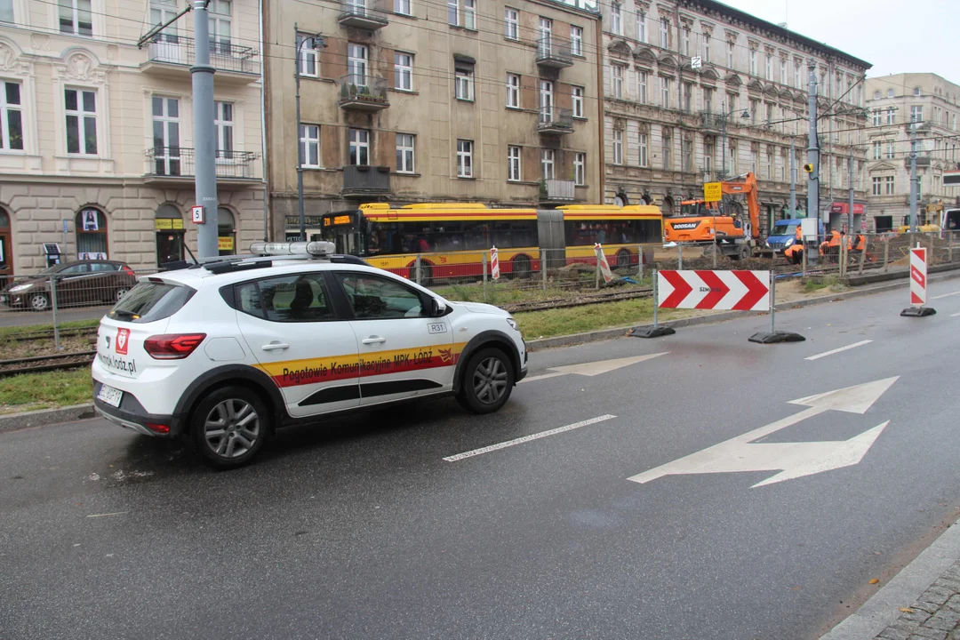 Trwa łączenie nowego torowiska ze starym przy ul.Legionów w Łodzi