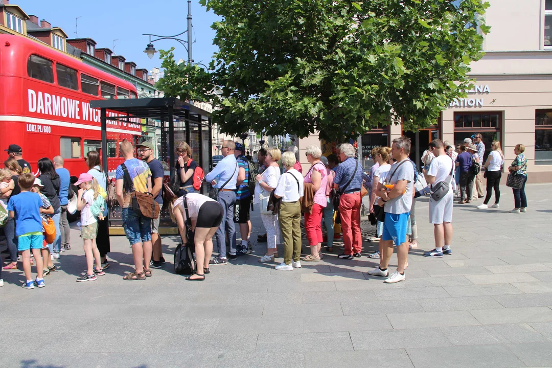 Piętrowy autobus turystyczny przemierza szlakiem łódzkich zabytków