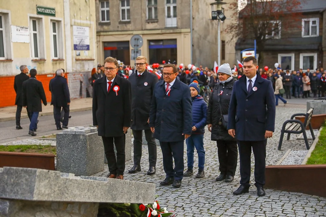 Pochody 11 listopada w Zgierzu. Mieszkańcy tłumnie uczestniczyli w uroczystościach Święta Niepodległości.