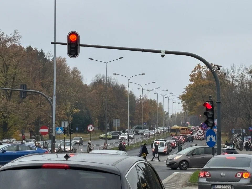 Korki w okolicach cmentarza na Dołach