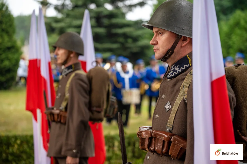 Uczcili pamięć poległych żołnierzy. Zobacz, jak wyglądały uroczystości w Grocholicach [FOTO] - Zdjęcie główne