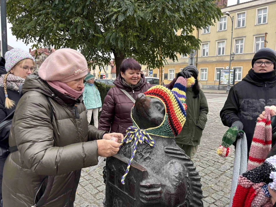 Pomnik w centrum miasta udekorowany przez grupę „Zamontanki”