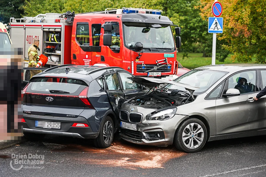 Wypadek przed siedzibą PGE GiEK. Ranna kobieta trafiła do szpitala  [FOTO] - Zdjęcie główne