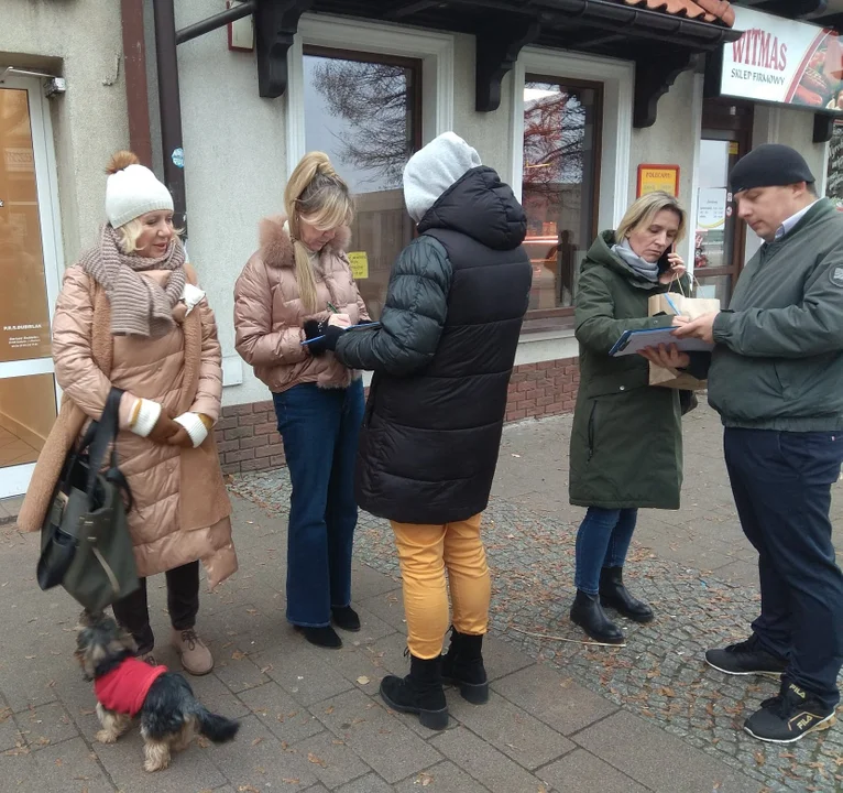 Politycy KO zbierają podpisy pod projektem "Tak dla in vitro". W Kutnie pojawili się Agnieszka Hanajczyk i Dariusz Joński