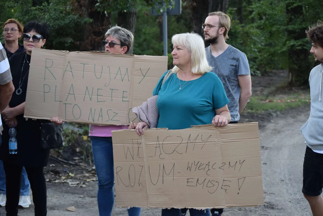 Młodzież przed składowiskiem odpadów chemicznych w Zgierzu