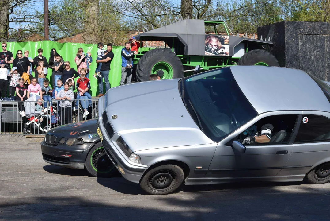 Giganty na czterech kołach zrobiły duże show! Widowiskowy pokaz monster trucków