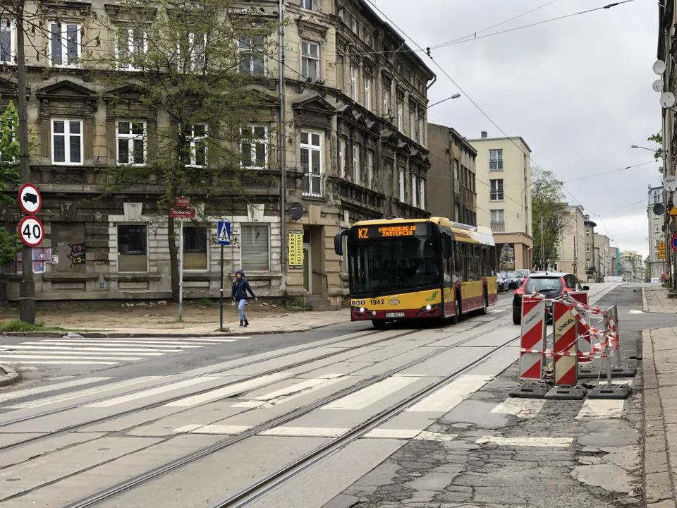 Zapadnięta jezdnia na ul. Franciszkańskiej w Łodzi