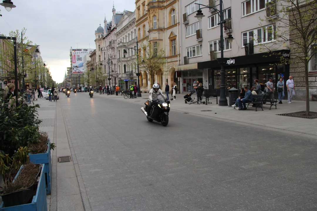 Wielka parada motocyklowa na ulicy Piotrkowskiej w Łodzi