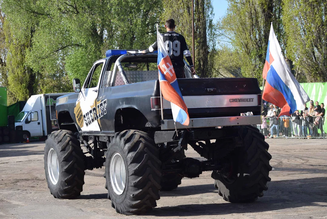 Giganty na czterech kołach zrobiły duże show! Widowiskowy pokaz monster trucków