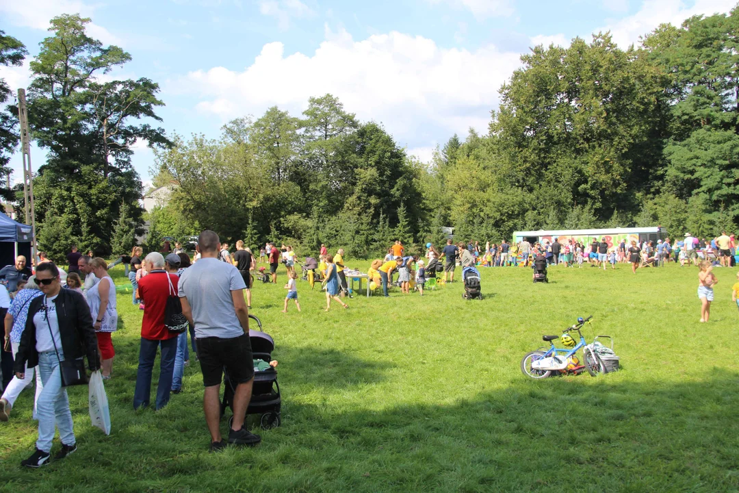 Piknik rodzinny w parku na Młynku w Łodzi