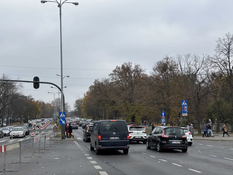 Korki w okolicach cmentarza na Dołach