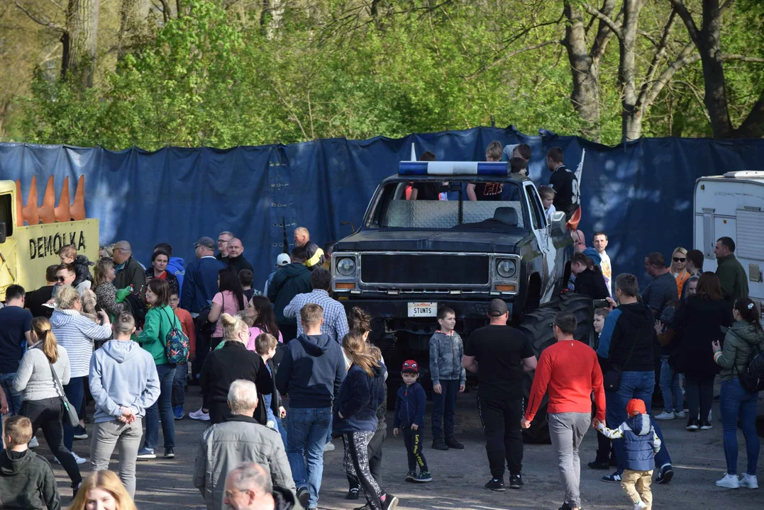 Giganty na czterech kołach zrobiły duże show! Widowiskowy pokaz monster trucków