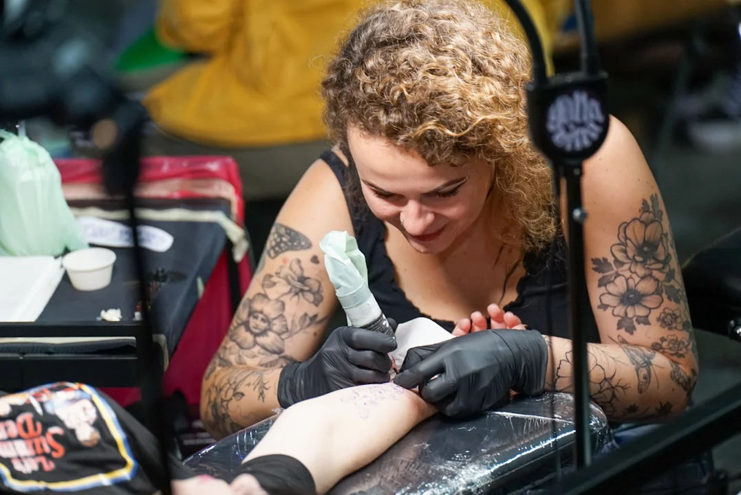 Łódź Tattoo Konwent w Atlas Arenie, wielu łodzian z nowymi dziarkami.