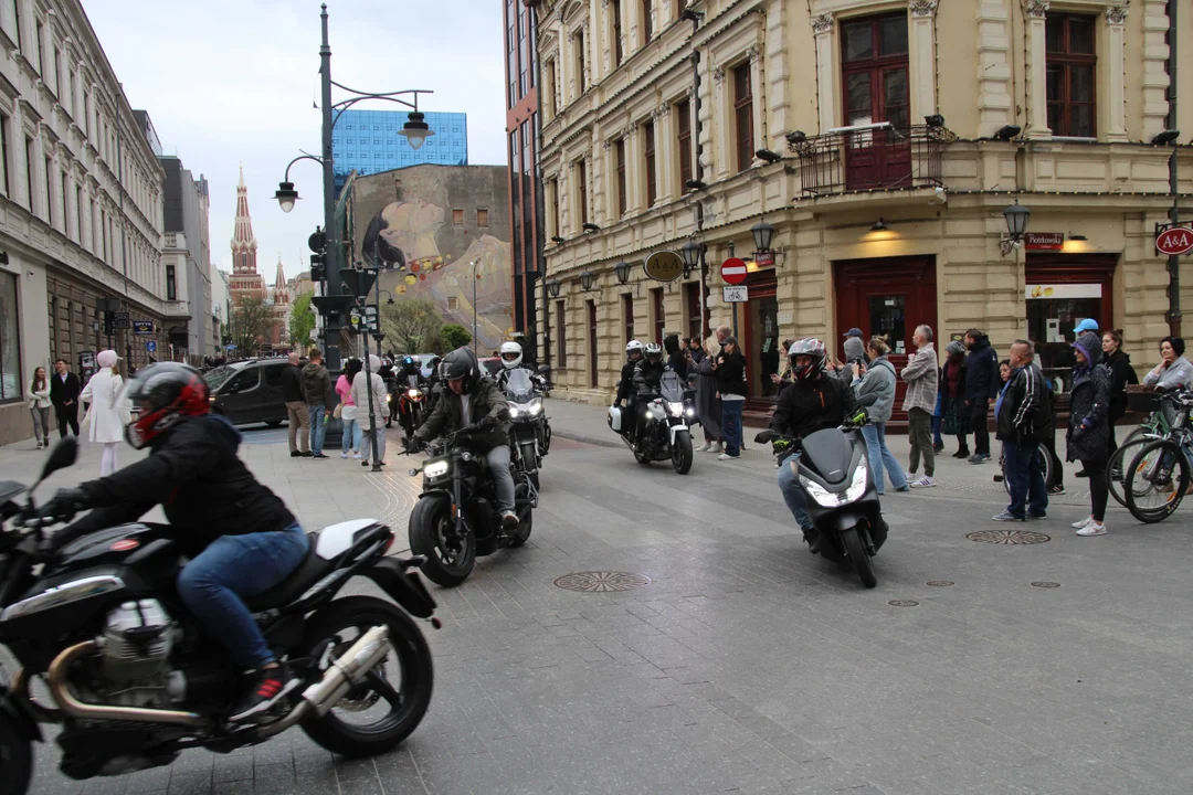 Wielka parada motocyklowa na ulicy Piotrkowskiej w Łodzi