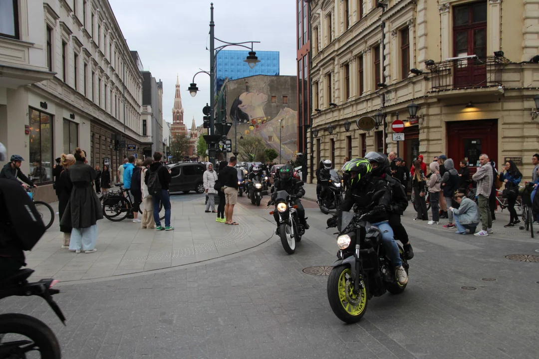 Wielka parada motocyklowa na ulicy Piotrkowskiej w Łodzi