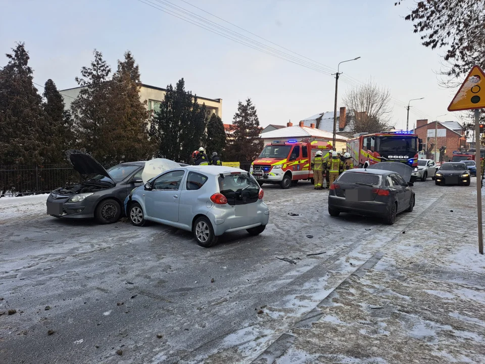 Wypadek z udziałem kilku pojazdów. Są ranni, droga zablokowana [ZDJĘCIA] - Zdjęcie główne
