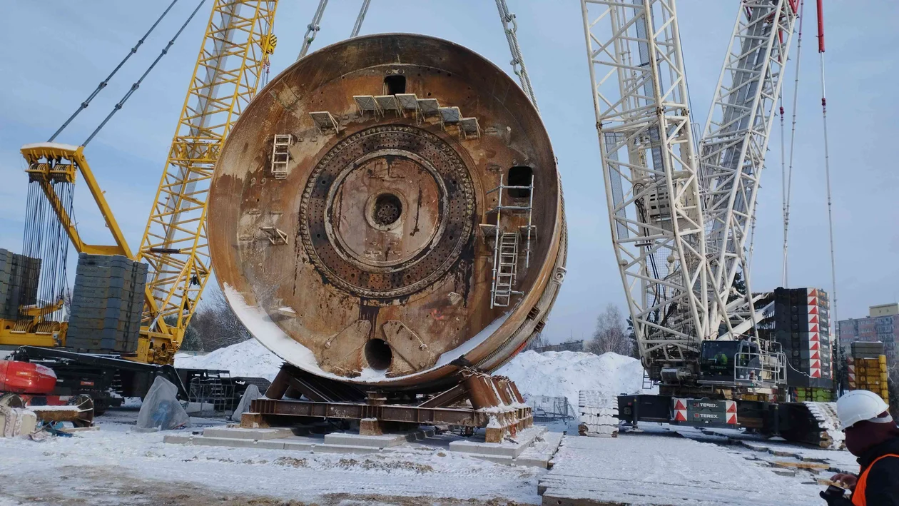 Potężne wiertło na powierzchni! Maszyna TBM Faustyna, która drąży tunel pod Łodzią, wyjrzała na świat [ZDJĘCIA] - Zdjęcie główne