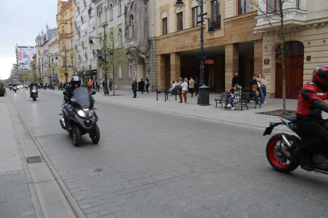 Wielka parada motocyklowa na ulicy Piotrkowskiej w Łodzi