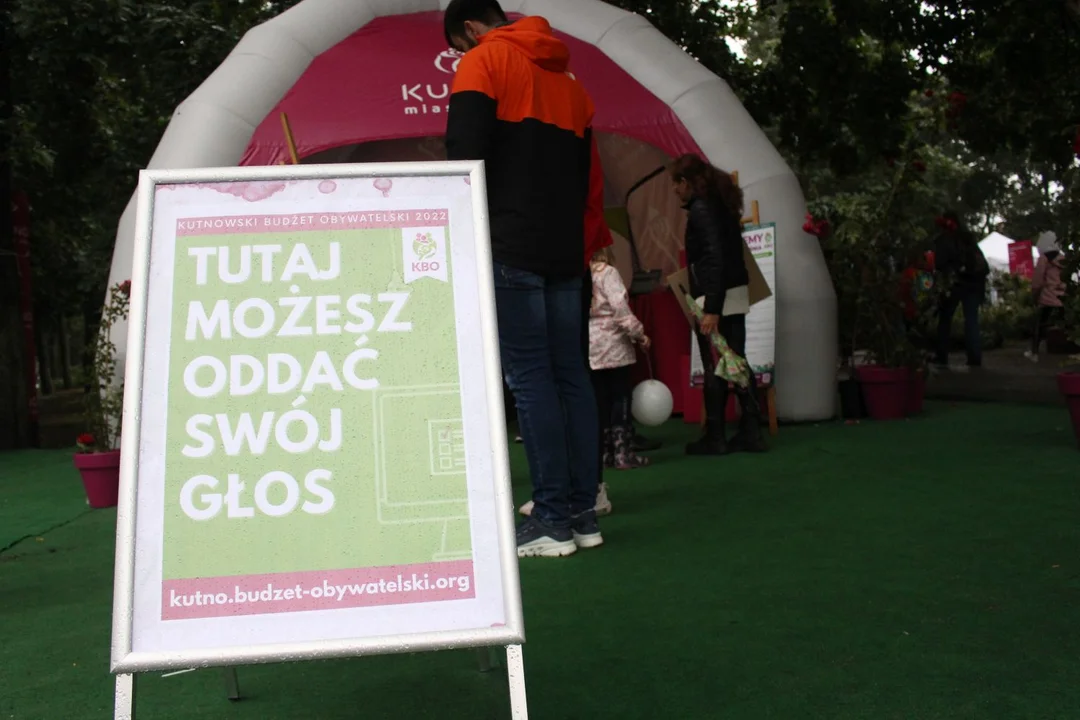 Trwa Święto Róży. Sporo osób odwiedza park Traugutta