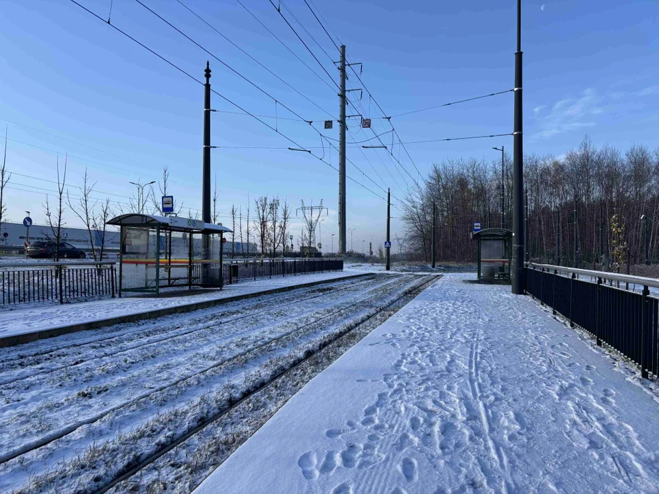 Nowy chodnik prowadzący do przystanku MPK na Olechowie gotowy