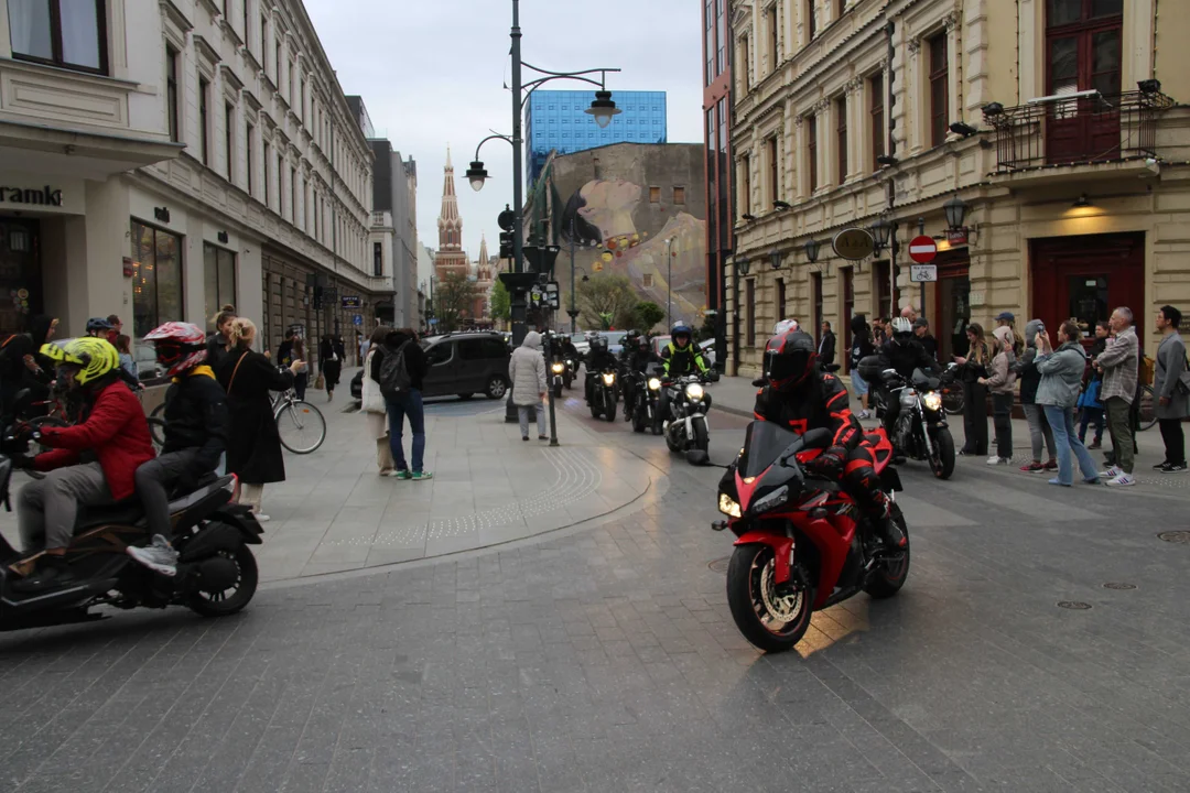 Wielka parada motocyklowa na ulicy Piotrkowskiej w Łodzi