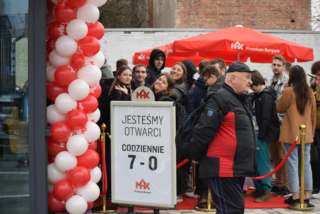 Tłumy łodzian na otwarciu restauracji MAX Premium Burgers. Tego jeszcze w Łodzi nie było [ZOBACZ ZDJĘCIA]