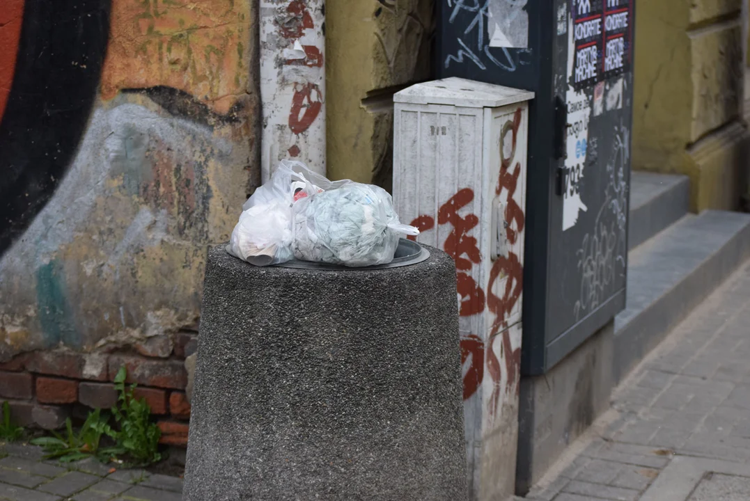 Mieszkańcy mają dość zalegających śmieci w centrum Łodzi. „Flaszek jest więcej niż robotników” [zdjęcia]