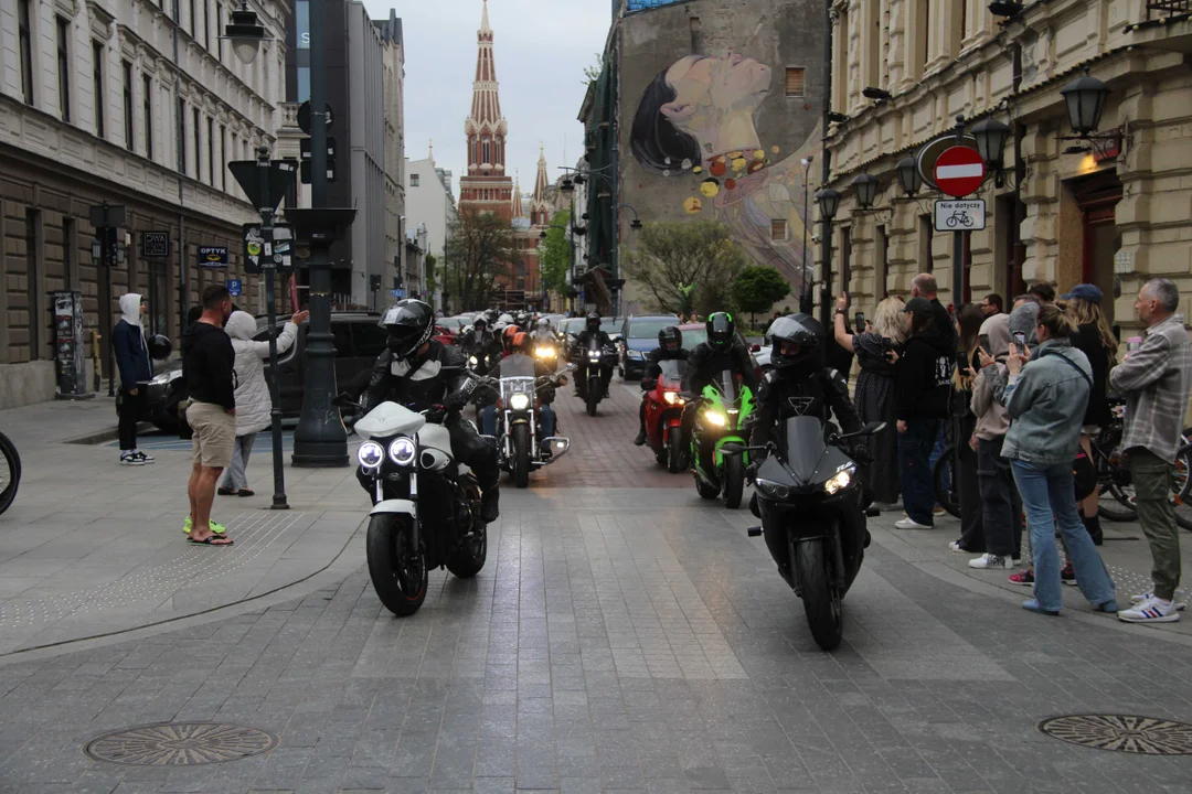 Wielka parada motocyklowa na ulicy Piotrkowskiej w Łodzi