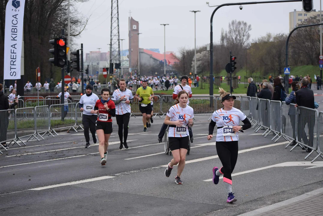 DOZ Maraton ulicami miasta. Zobacz zdjęcia z biegu głównego