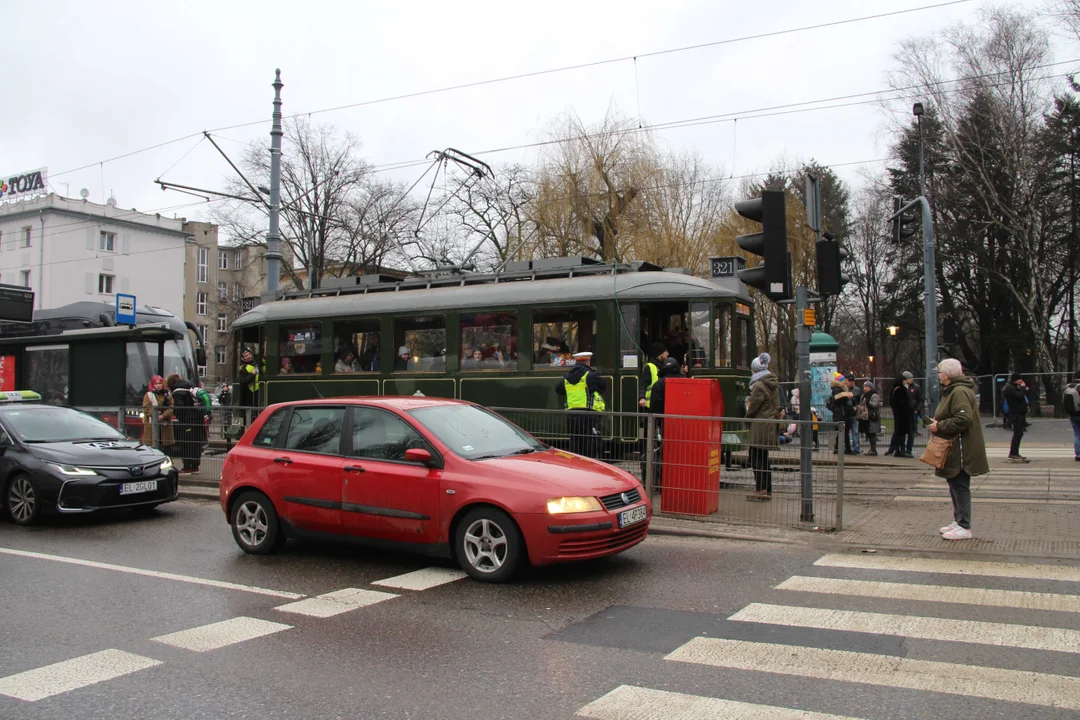 Zabytkowe tramwaje i autobusy jeżdżą po Łodzi