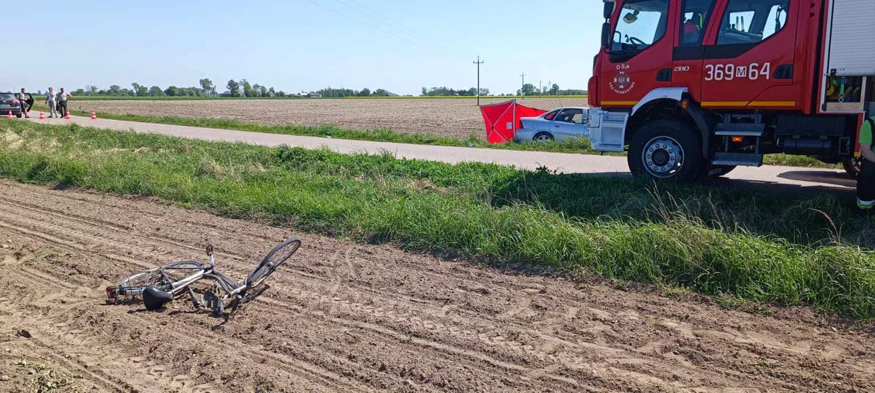 Tragiczny wypadek pod Płockiem. Nie żyje rowerzysta [ZDJĘCIA] - Zdjęcie główne