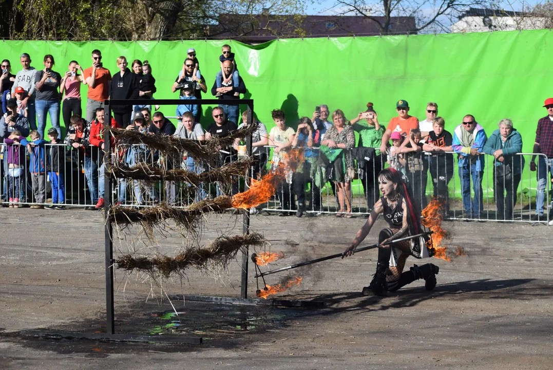 Giganty na czterech kołach zrobiły duże show! Widowiskowy pokaz monster trucków