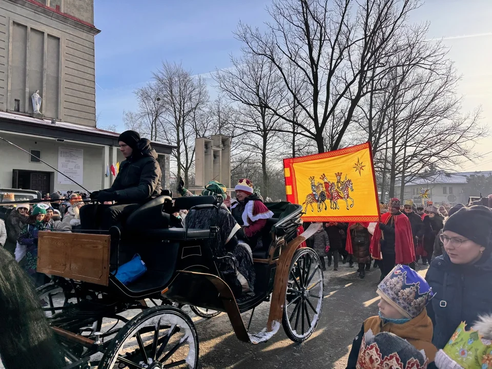 Kolędnicy i królowie opanowali Zgierz. Orszak Trzech Króli przeszedł ulicami miasta [ZDJĘCIA] - Zdjęcie główne