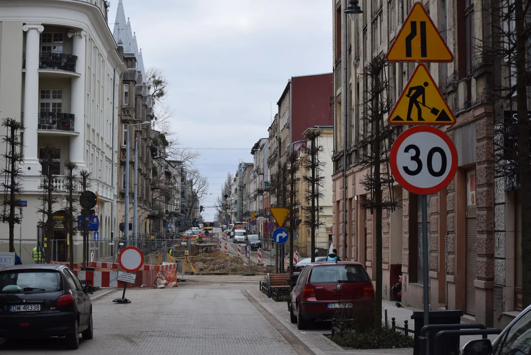 Mieszkańcy remontowanych ulic bez dostępu do śmietników? Przepełnione kosze w centrum Łodzi