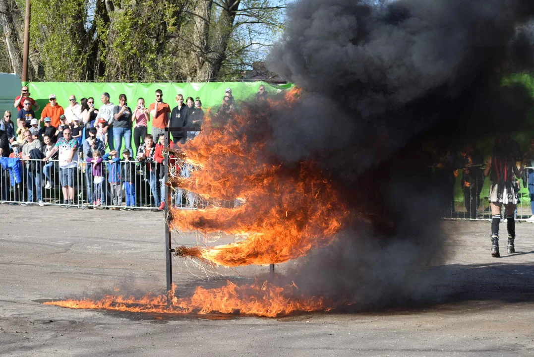 Giganty na czterech kołach zrobiły duże show! Widowiskowy pokaz monster trucków