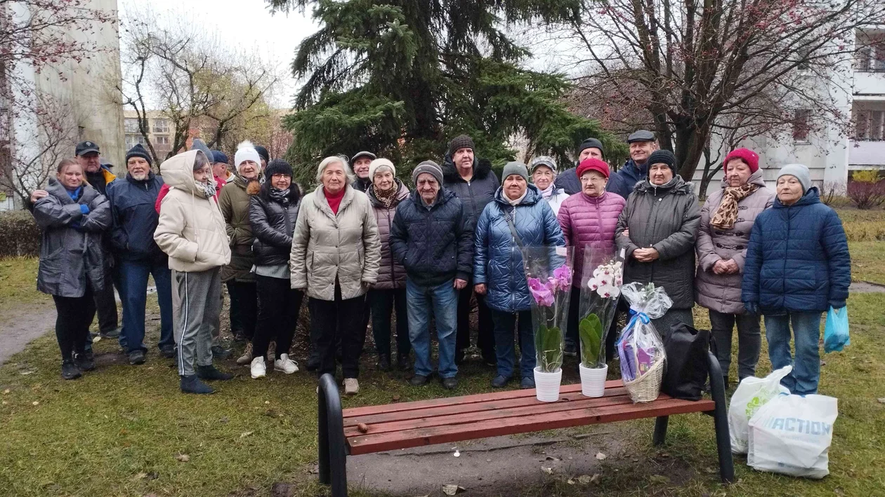 Niezwykłe spotkanie na łódzkim Radogoszczu. Mieszkańcy pożegnali gospodynię. Były kwiaty i łzy [ZDJĘCIA] - Zdjęcie główne