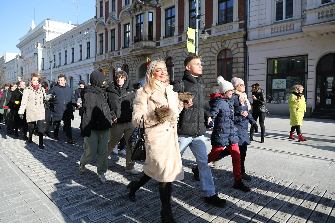 Polonez dla Łodzi. Maturzyści zatańczyli na Piotrkowskiej