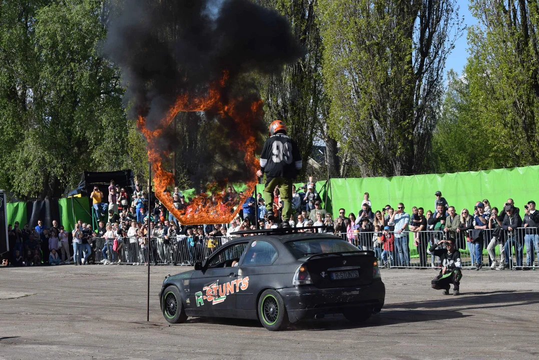 Giganty na czterech kołach zrobiły duże show! Widowiskowy pokaz monster trucków