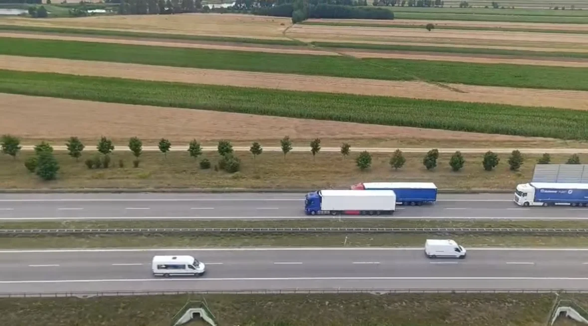 Nowy policyjny śmigłowiec nad autostradą A2 w Łódzkiem