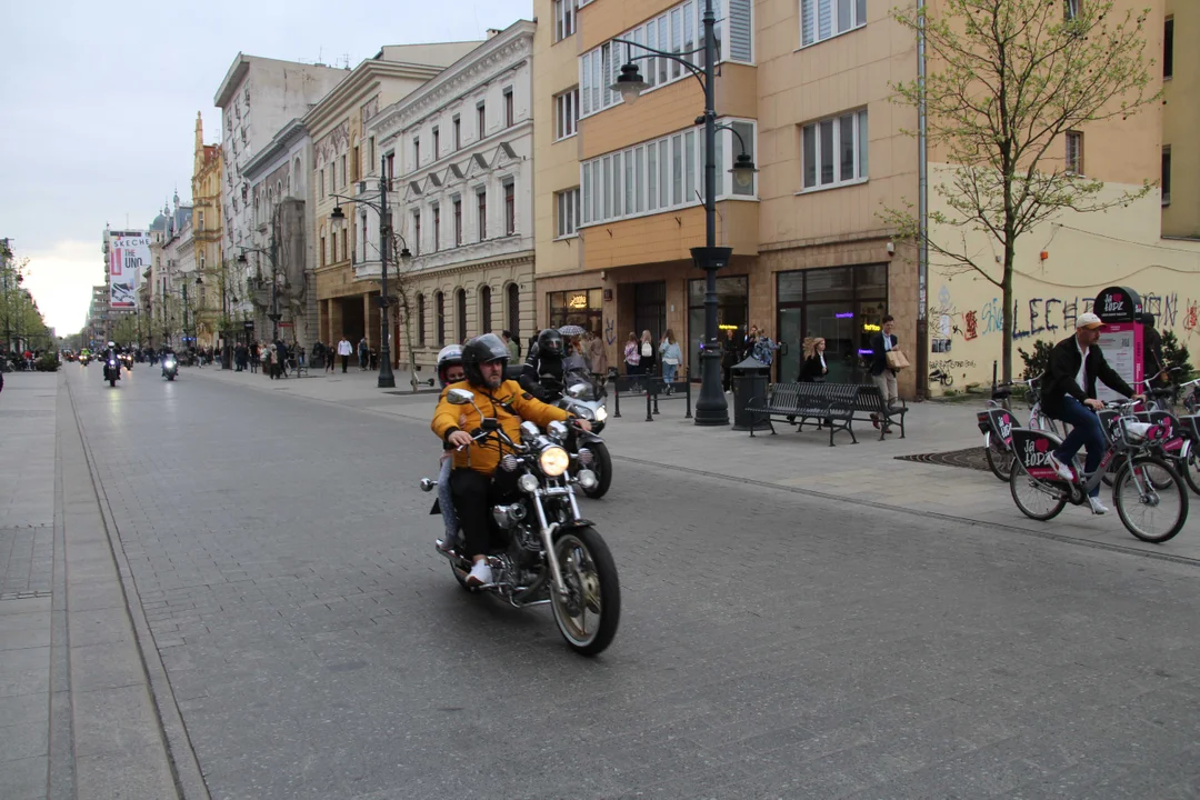 Wielka parada motocyklowa na ulicy Piotrkowskiej w Łodzi