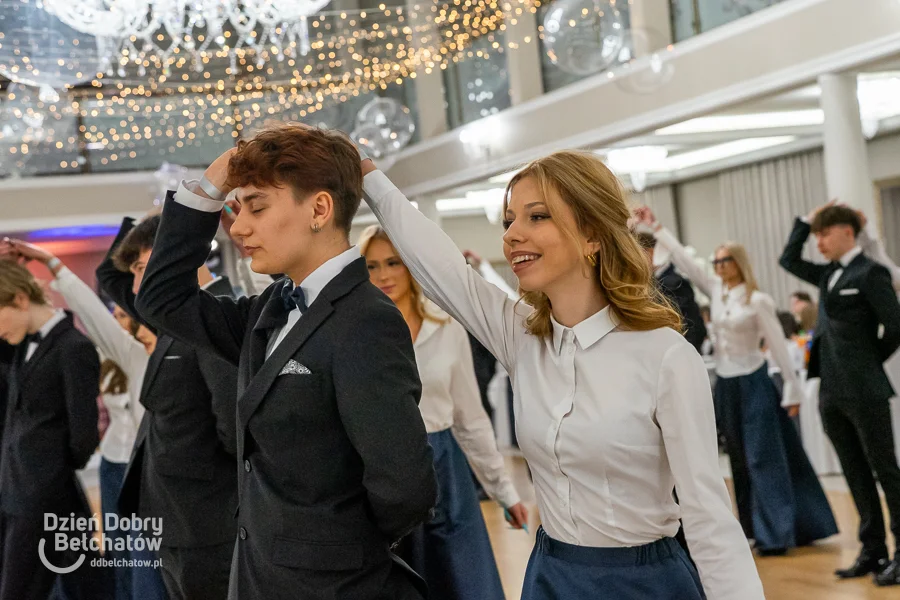 Polonez uczniów III LO im. Adama Mickiewicza w Bełchatowie