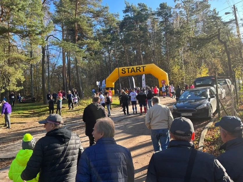 VIII edycja Spaceru i Biegu do Niepodległości w Grotnikach. Piękna pogoda zachęcała do aktywnego spędzania czasu!