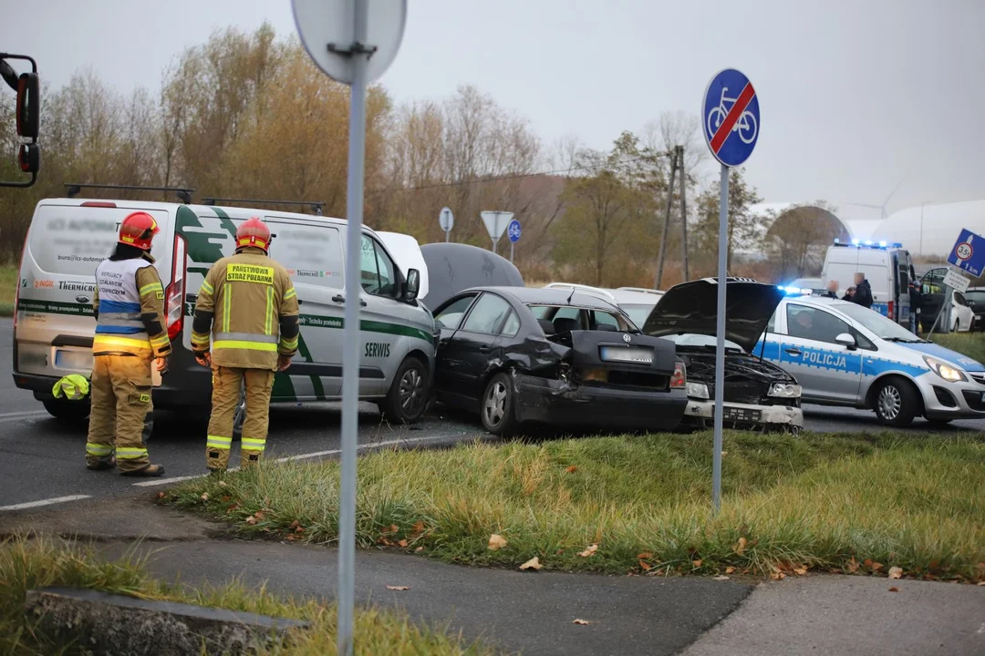 Wypadek na strefie. Zderzyły się trzy auta, trwa akcja służb (ZDJĘCIA) - Zdjęcie główne