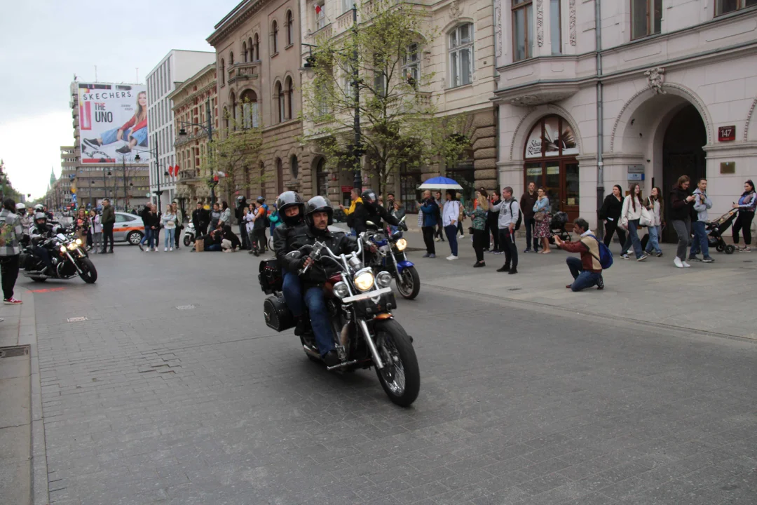 Wielka parada motocyklowa na ulicy Piotrkowskiej w Łodzi