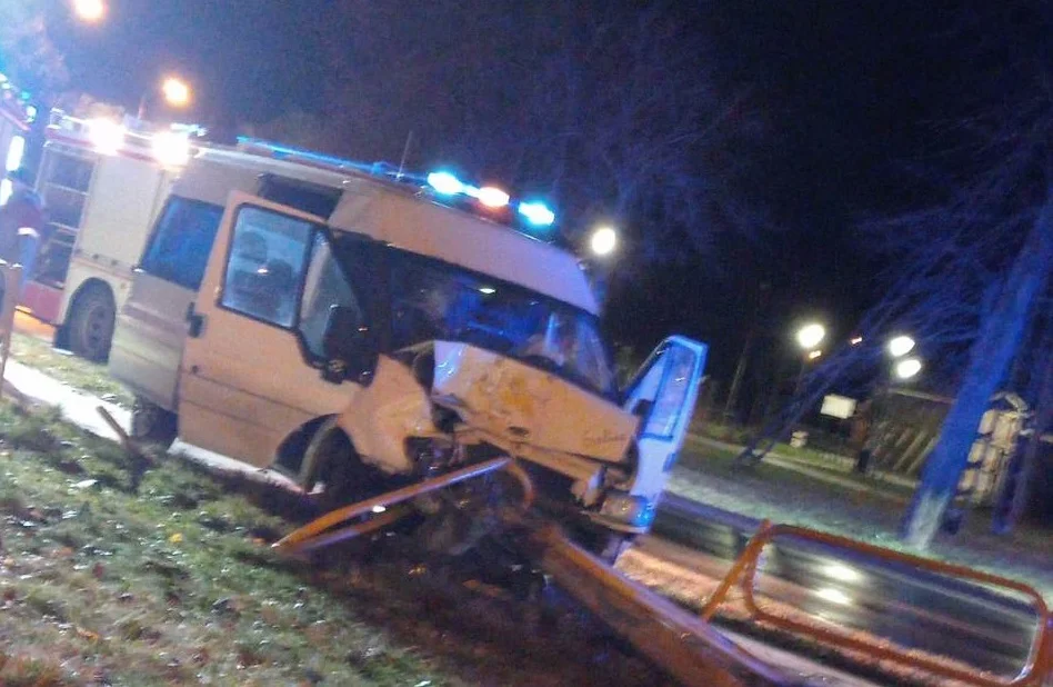 Stracił panowanie nad pojazdem i "skosił" latarnię. Są ranni [ZDJĘCIA] - Zdjęcie główne